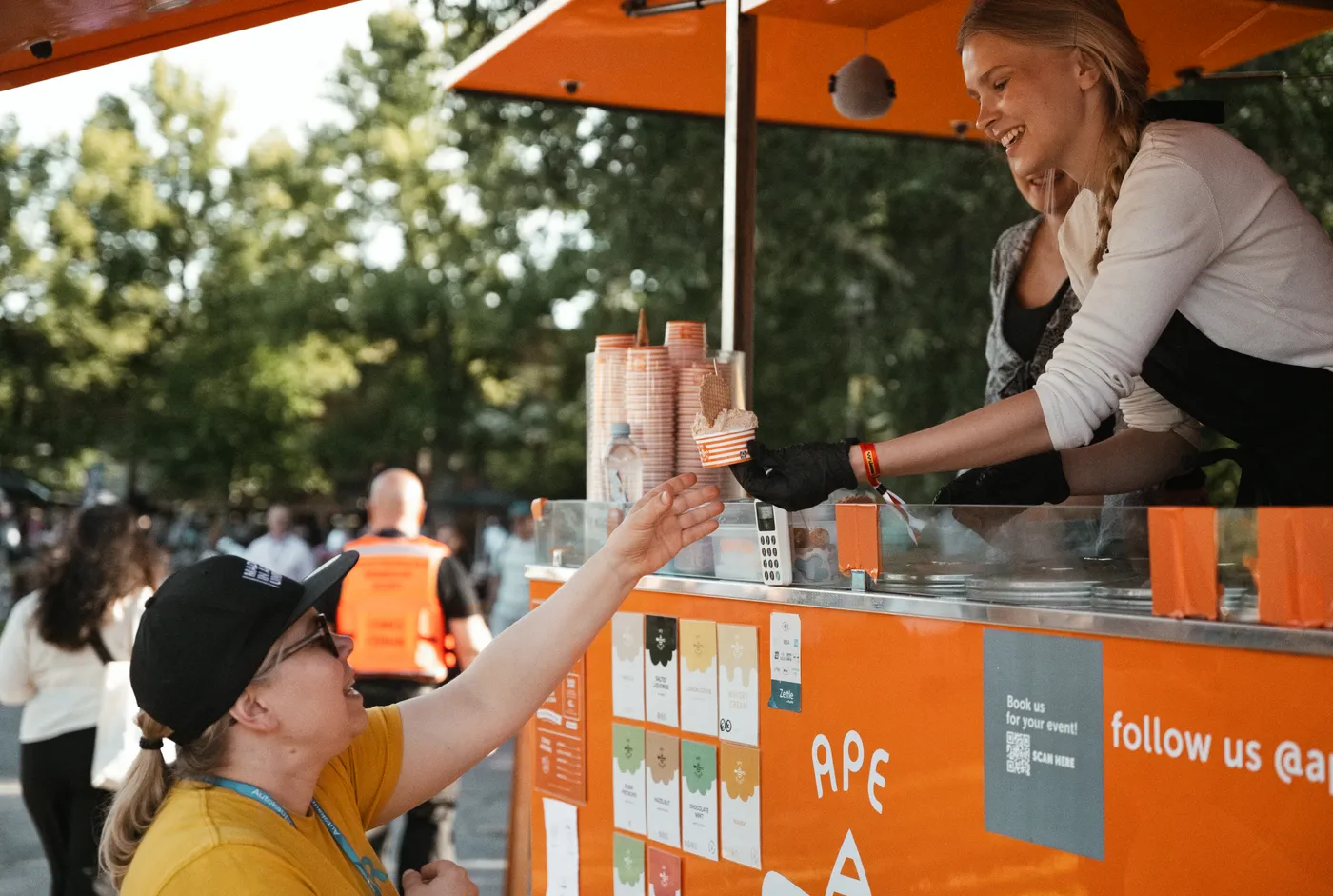Festivaalikävijä ostaa jäätelöä myyntikojulta Alvarin kesäjuhlassa