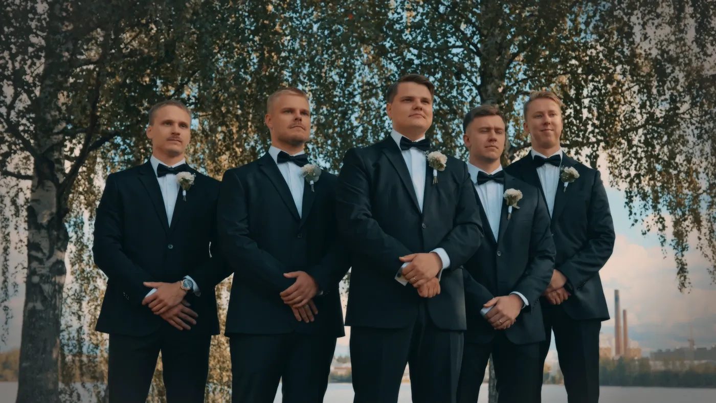 Sulhanen ja bestmanit koivikossa ennen vihkimistä