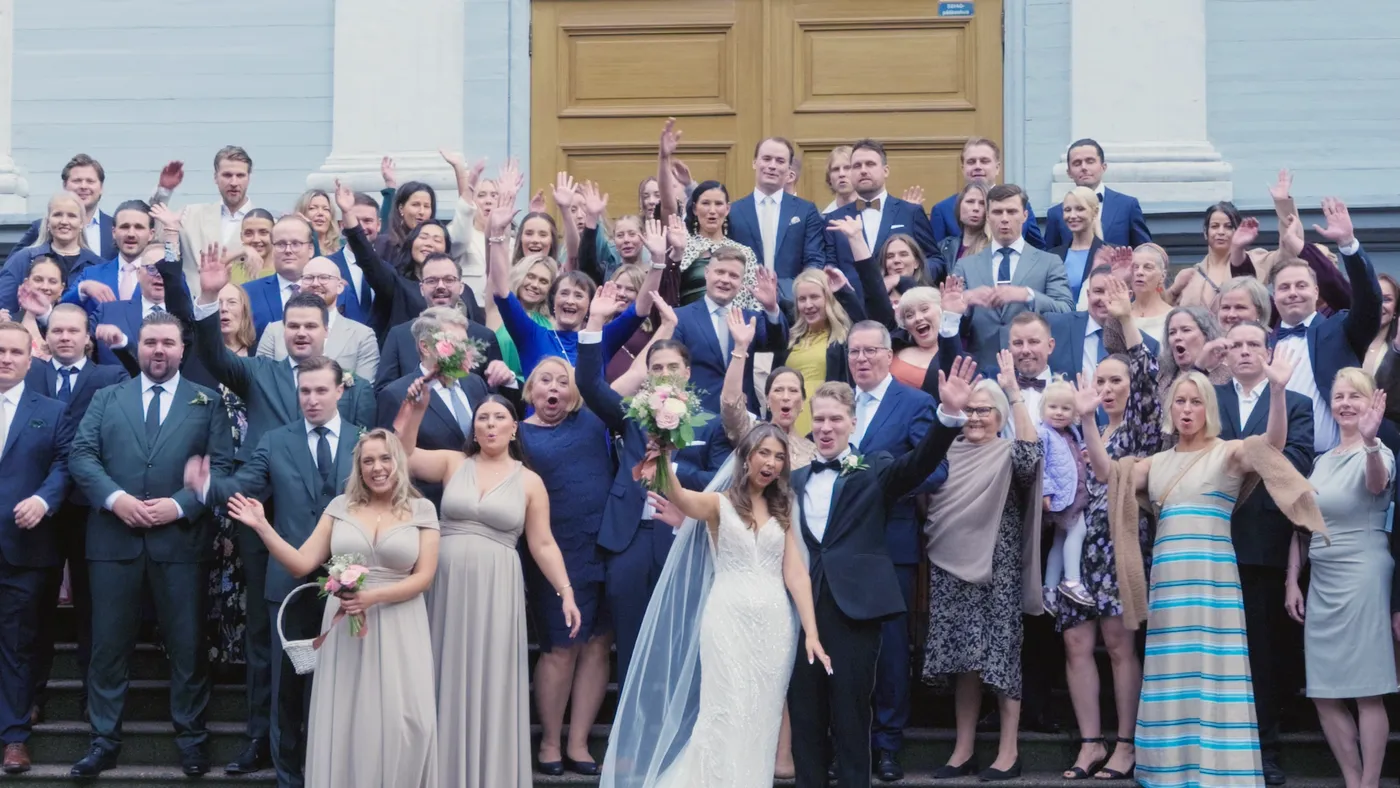 Vieraat kirkon portailla hääparin ympärillä