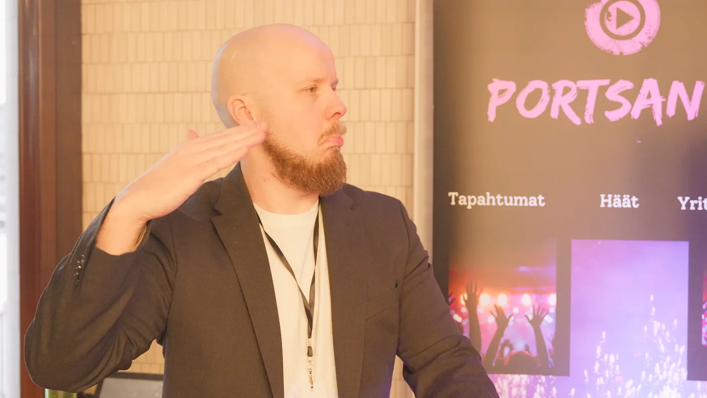 Puhuja messujen ohjelmaosuudessa