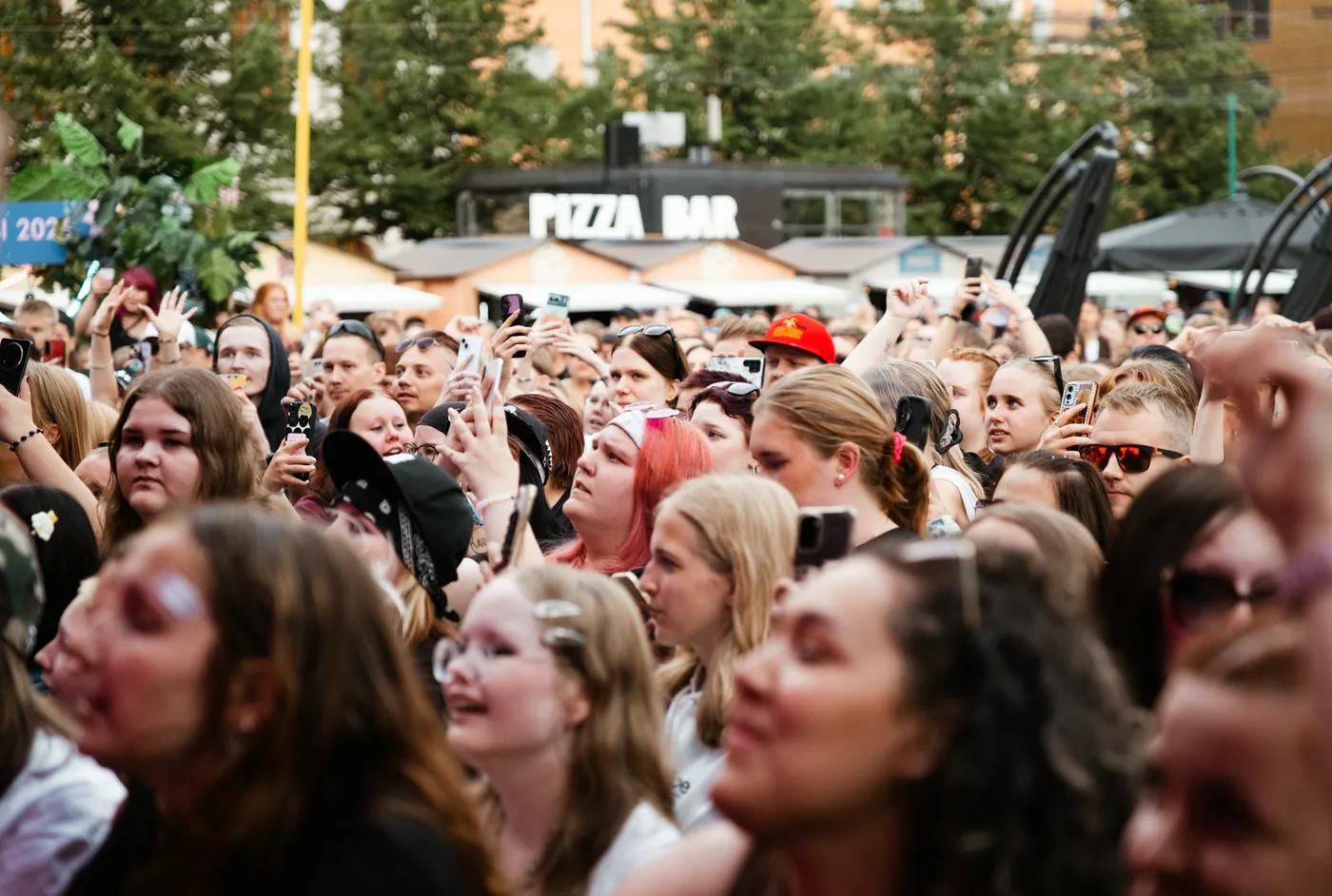 Tapahtuman yleisöä lavan edessä